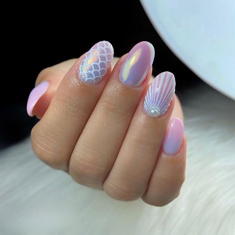 28 Mermaid Nails Designs: Dive into Sea-Inspired Manicure Trends! - divagaze.com Mermaid Themed Nails, Honeymoon Nails Ideas Beach, Mermaid Nails Design Simple, Simple Mermaid Nails, Sea Theme Nails, Mermaid Theme Nails, Beach Theme Nails Designs, Short Mermaid Nails, Ocean Theme Nails