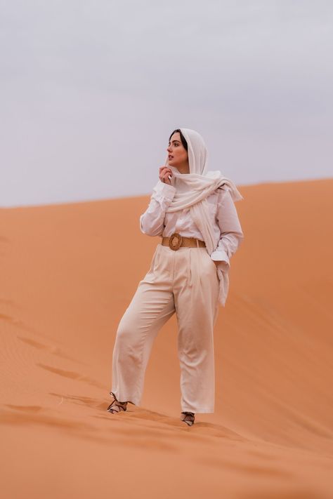 What To Wear In Desert, Morocco Head Scarf, Desert Outfit Ideas Dubai Modest, Qatar Fashion Woman, Morroco Outfits Winter, Sahara Desert Outfit Women, Middle East Outfit Woman, Morocco Style Fashion, Desert Winter Outfit