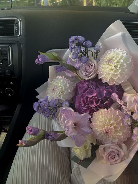 Flower Bouquet Purple And White, Prettiest Flower Bouquet, Purple And White Flowers Aesthetic, Flowers Purple Bouquet, Pretty Boquet Aesthetic, Purple Flowers Wedding Decoration, Violet Flower Arrangements, White And Purple Flower Bouquet, Big Bouquet Of Flowers Aesthetic