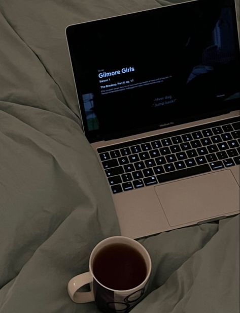 Wallpaper Laptop Gilmore, Movie Time Aesthetic, Pink Fur Wallpaper, Picture Story Writing, Gilmore Girls Netflix, Laptop Photography, Emo Room, Macbook Aesthetic, Rain And Coffee