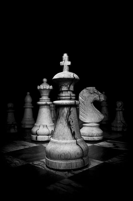 Black and White image of wooden chess pieces by OGphoto Cool Wallpapers Black And White, Portret Feminin, Wooden Chess Pieces, Black And White Photo Wall, Black And White Picture Wall, رعب نفسي, Wooden Chess, Black And White Wallpaper, Photo Art Gallery