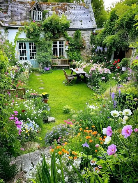 Storybook Land, Storybook Gardens, Cottage Garden Design, Cottage Garden Plants, Dream Cottage, Small Garden Design, Gorgeous Gardens, Garden Lovers, English Garden