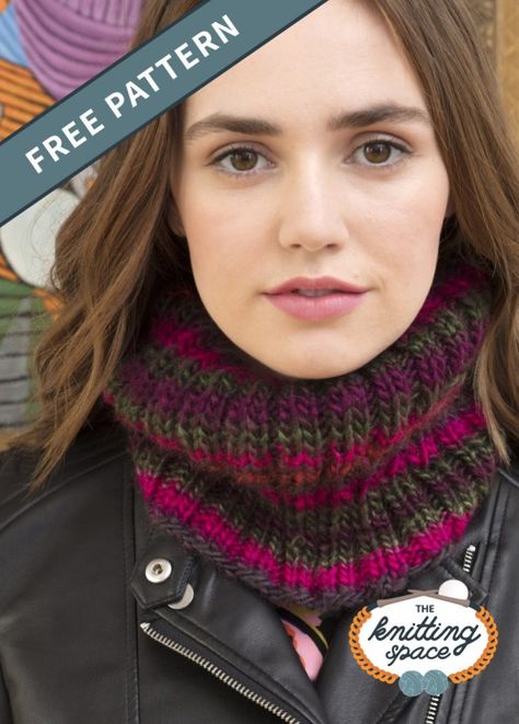 Craft this warm and stylish knitted cowl to complete your daily fall and winter outfits. This easy knitting project is ideal for berginner knitters and makes for a practical last-minute knitted gift.| Discover over 3,500 free knitting patterns at theknittingspace.com #knitpatternsfree #handmadegifts #giftideas #DIY #fallknittingprojects #fallknittingpatterns #fallknits #winterknittingpatterns #winterknittingprojects Knitted Neck Warmers Free Patterns, Neck Gaiter Knitting Pattern, Knit Cowl Pattern Free Easy, Knitted Neck Warmer Free Pattern, Knitted Cowl Patterns Free, Cowl Knitting Patterns Free, Knitting Patterns Free Scarf Cowls, Easy Cowl Knitting Pattern, Knitted Cowls