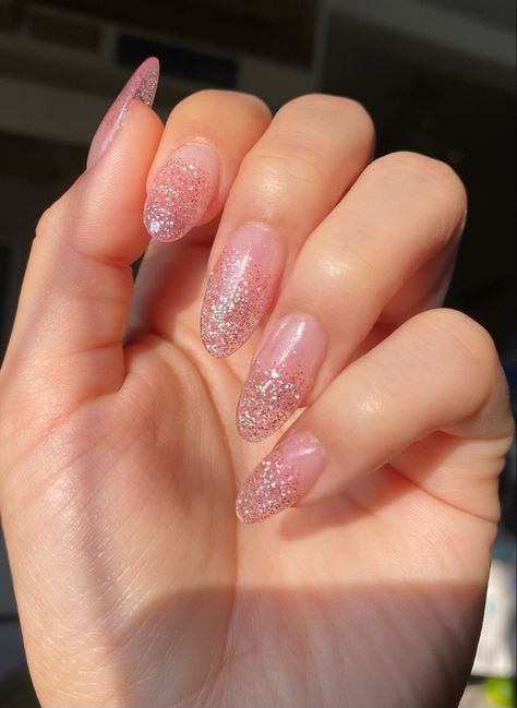 Oval Glitter Ombre Nails, Round Nail Designs Glitter, Pink Nail Glitter Tip, Glitter Elegant Nails, Frenchtips Nails With Glitter, Nude Glitter Tip Nails, Glitter Ombré Nail, Ombré French Tip Glitter, Short Almond Glitter Tip Nails