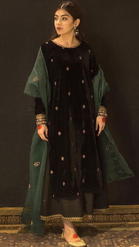 Velvet Black Suit, Traditional Velvet Dress With Dupatta, Winter Traditional Indian Outfits, Black Traditional Wear With Dupatta For Eid, Green Velvet Suit, Elegant Black Dress With Dupatta, Black Simple Dress Pakistani, Desi Fits Black, Black Color Dresses Pakistani