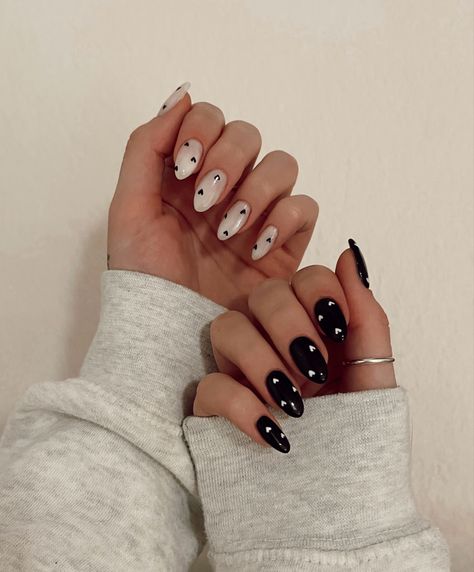 Acrylic Nails Hearts Design, Black Nail White Design, Black And White Nails With Heart, Black Nails And White Nails, Black Nail With White Design, Emo Heart Nails, Little Black Heart Nails, Valentines Nails Black And White, Black Nails Heart Design