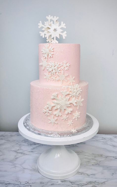 Beautifully pink snow ❄️ Pink Snowflake Birthday Party, Pink Winter Wonderland Babyshower, Winter Wonderland Pink Party, Snowflake Cake Pink, Pink And White Snowflake Cake, Pink Christmas Cake Ideas, Winter Princess Party, Pink Christmas Birthday Cake, Winter Wonderland Party Pink