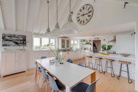 Gorgeous coastal style kitchen and dining room in white Bungalow Remodel, Contemporary Remodel, Coastal Style Kitchen, Boho Beach House, Hamptons Modern, Hamptons Decor, Scandinavian Dining Room, Modern Coastal Home, Bungalow Renovation