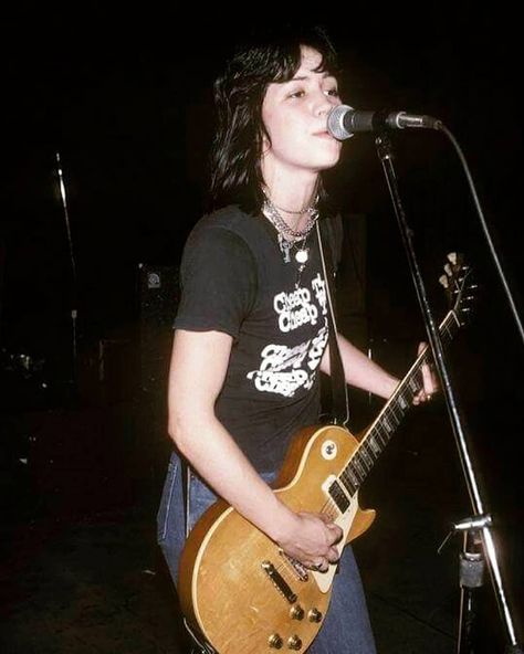 🍒💣 on Instagram: “I love her shirt 🤧  #joanjett #sandywest #litaford #cheriecurrie #jackiefox #cherrybomb #70s #punk #sfs #l4l #f4f #davidbowie #kimfowley…” Guitar, The Runaways, Cheap Trick, Joan Jett, A Woman