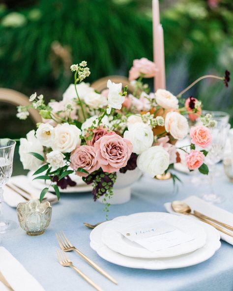 Garden Wedding Palette, Vintage Elegant Wedding, Vintage Wedding Table Settings, Backyard Garden Wedding, Vintage Table Decorations, Romantic Vintage Wedding, Elegant Backyard Wedding, Vintage Wedding Inspiration, Elegant Backyard