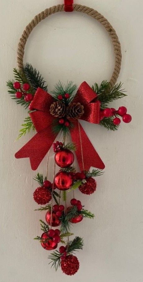 Diy Christmas Door Wreaths, Simple Christmas Wreaths, Christmas Floral Arrangements Diy, Christmas Wreath Ideas, Christmas Decorations Diy Crafts, Hanger Crafts, Christmas Decorations Cheap, Christmas Candle Decorations, Christmas Floral Arrangements