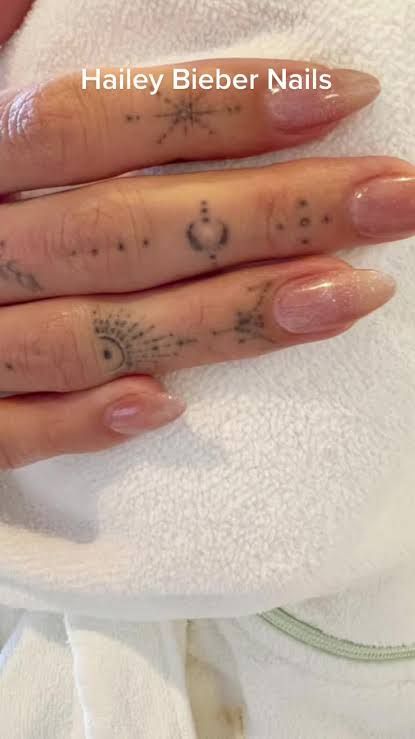 Hailey Biber Hand Tattoo, Hailey Bieber Hands, Haily Biber Tattoo, Hailey Beiber Tattoo Hands, Bailey Bieber Tattoos, Hailey Beiber Tattoos, Bailey Bieber Nails, Haylie Bieber Nails, Hailey Bieber Hand Tattoo