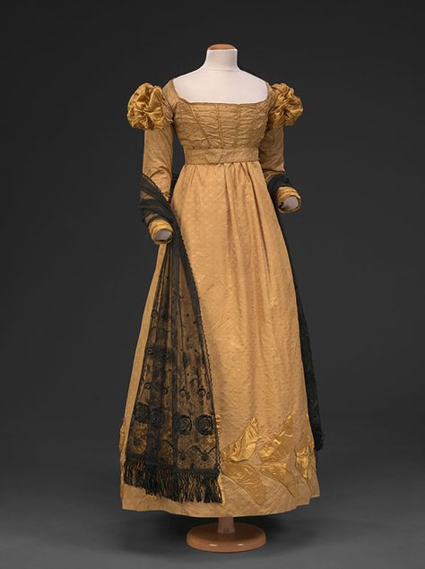 Silk Sarsnet Dress (1818-1822)     elaborate hem trims on widening skirts are in style. Sleeve puffs are popular—usually in a “Renaissance” style with slashed effects and contrasting fabric puffs.    The neoclassical mode and its simplicity have been eclipsed in favor of a variety of historic and ethnographic influences, and increasing amounts of decoration. Long Sleeve Regency Dress, Romantic Era Dress, 1825 Dress, 1825 Fashion, 1818 Fashion, Fabric Puffs, 1810s Dress, 1820s Dress, 1810s Fashion