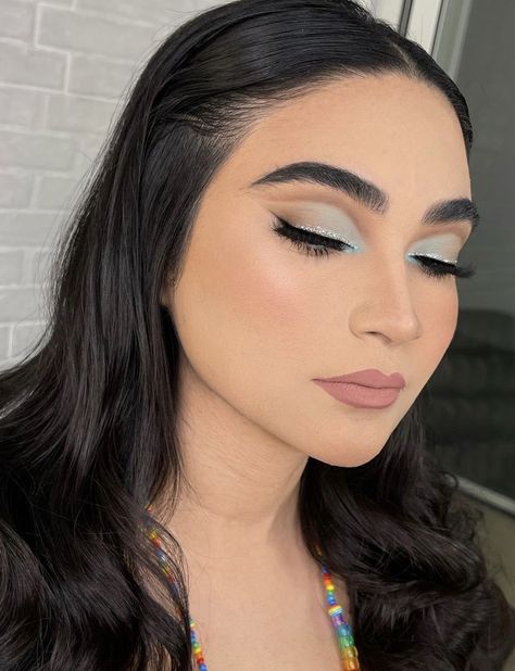 Quince Makeup Looks Blue, Makeup For Prom Blue Dress, Baby Blue Prom Makeup, Light Blue Makeup Looks Quince, Dusty Blue Makeup, Baby Blue Quince Makeup, Makeup Look For Blue Dress, Blaues Make Up, Baby Shower Makeup Ideas Blue