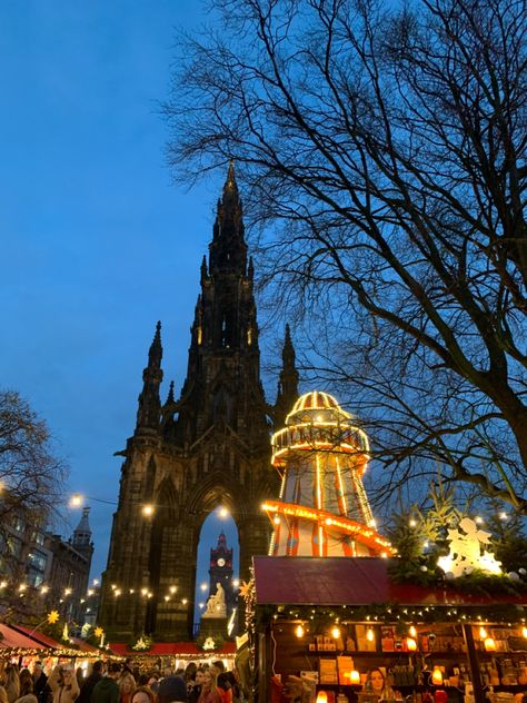 Christmas Markets Edinburgh, Edinburgh Xmas Market, York At Christmas Uk, Uk Christmas Markets, Edinburgh Aesthetic Christmas, Christmas Aesthetic Edinburgh, Edinburgh In Winter, Scotland At Christmas, Scotland Christmas Aesthetic