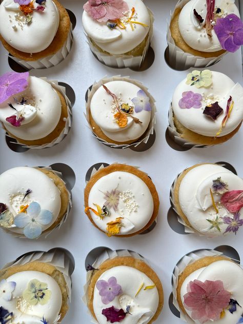 Edible Pressed Flowers, Cute Simple Cupcake Designs, Edible Flowers On Cupcakes, Spring Wedding Cupcakes Ideas, Edible Flower Cupcakes, Dried Flower Cupcakes, Floral Cupcakes Simple, Pressed Flower Cupcakes, Wildflower Cupcakes Birthday