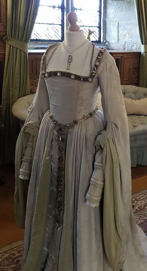 White Tudor Dress, Tudor Style Clothing, Tudor Style Dresses, 1500s Dress Gowns, Tudor Period Dress, Tudor Dress Aesthetic, Tudor Era Dress, Tudor Era Fashion, Tudor Period Outfit