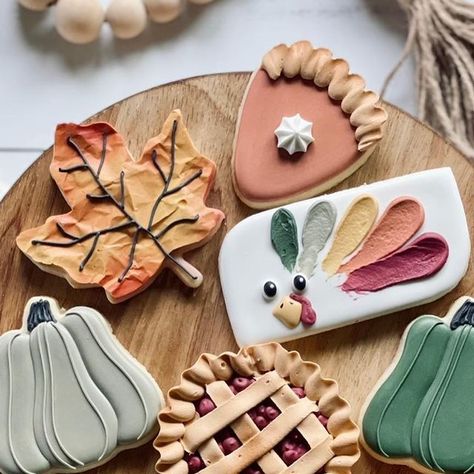 Thankful Cookies Decorated, Easy Fall Sugar Cookies, Fall Cut Out Cookies, Royal Icing Thanksgiving Cookies Ideas, Thanksgiving Cookies Decorated Ideas, Sugar Cookies Thanksgiving, Give Thanks Cookies Decorated, Leaves Royal Icing Cookies, Sugar Cookie Thanksgiving