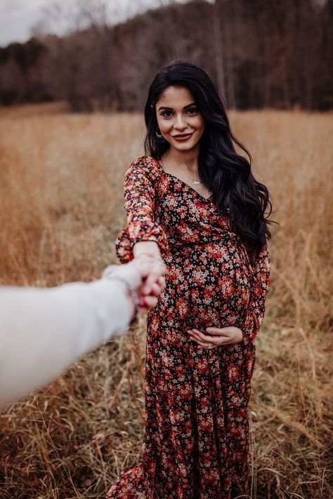 Halloween Inspired Maternity Photos, Maturity Couple Photoshoot, Maternity With Teenage Sibling, Maternity Photography Style Guide, Poses For Pregnant Couples, Unique Outdoor Maternity Photos, Maternity Photography Lesbian Couple, Rainy Maternity Photos, Maternity Photography Poses Just Mom