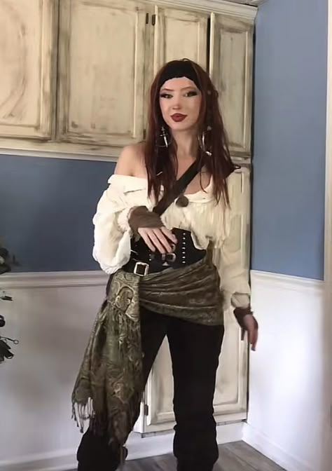 Pirate Dress Up Women, Pirate Outfit Skirt, Rennaisance Outfits Pirate, Pirates Clothes Female, Female Pirate Captain Outfit, Pirate Woman Aesthetic Outfit, Pirate Skirt Diy, Piret Outfits, Renfaire Pirate Outfit