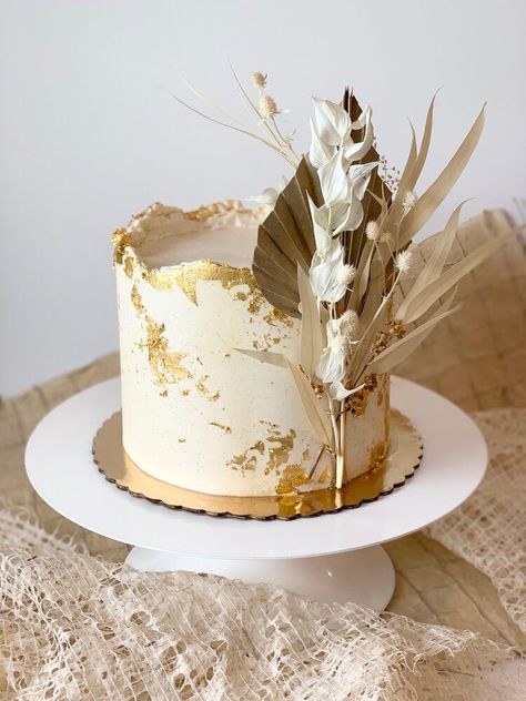 Uncommon Cake Design, Boho Birthday Cake For Women, Simple Boho Cake, Neutral Cake Ideas, Boho Cake Design, Floral Cake Design Birthday, Boho Cake Ideas Birthday, Gold Cake Design Birthday, Boho Themed Cake