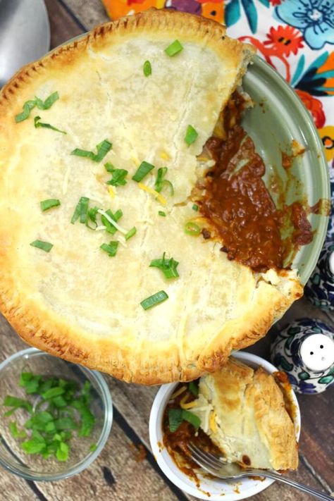 Chili Pot Pie Chilli Pot Pie, Bean Free Chili, Wendys Copycat, Chilli Pie, Chili Pie Recipe, Pot Pie Dinner, Chili Pot Pie, Keto Crust, Copycat Chili