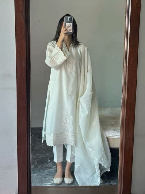 Farewell Kurta For Women, Stylish Pakistani Outfits, Pakistani Drama Outfits, Aiims Jodhpur, Casual Pakistani Outfits, Indian Dress Up, Indian Fits, Simple Dress Casual, Desi Fits