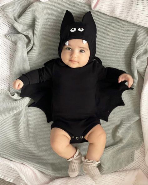 These 37 creative baby Halloween costume ideas will help you make this Halloween unforgettable! Find that perfect baby Halloween outfit for the first trick-or-treat. Yoda Halloween Costume, Cute Batman, First Halloween Costumes, Newborn Halloween Costumes, Batman Suit, Themed Halloween Costumes, Baby Batman, Baby Halloween Outfits, Bat Costume