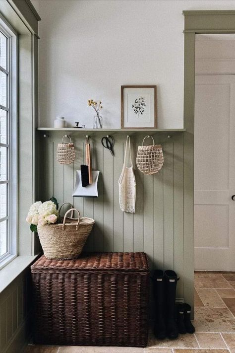 Country Mudroom, Cozy Hallway, Lambriseringen Gang, Onion Basket, Hall Entrada, Mudroom Entryway, Hal Decor, Boot Room, Home Entrance Decor