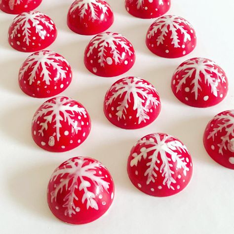 Christmas Bonbons, Cream Ganache, Christmas Chocolate Moulds, Painted Chocolate, Christmas Chocolates, Tooth Cake, Chocolate Bonbons, Chocolate Candy Recipes, Chocolate Work