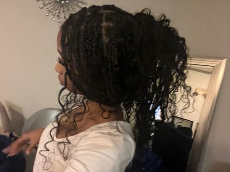 Hairstyles To Do With Braids Black Women, Curly Box Braid Hairstyles, Hair Inspo Braids Black, Braids Hairstyles Goddesses, Hairstyles For Braided Hair Black, Modest Summer Outfits Aesthetic 2023, Hairstyles With Bohemian Braids, Braided Back Box Braids, Boho Knotless Braids Claw Clip