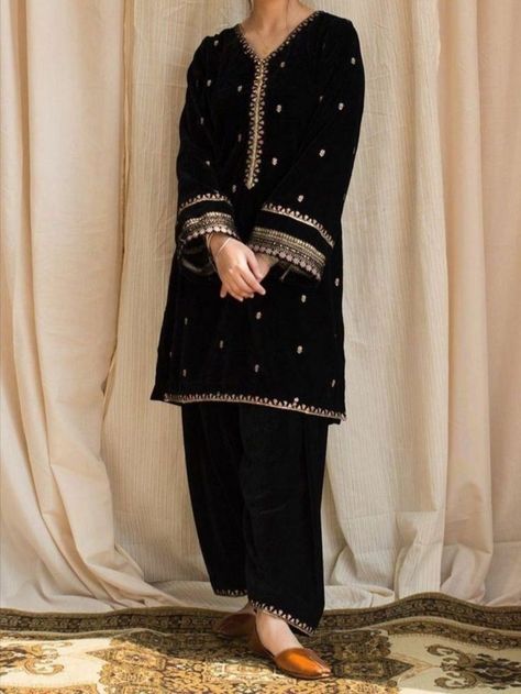 Velvet Suit Design, Velvet Dress Designs, Pakistani Fashion Casual, Desi Fashion Casual, Casual Indian Fashion, Pakistani Fancy Dresses, Pakistani Dresses Casual, Pakistani Fashion Party Wear, Salwar Kamiz