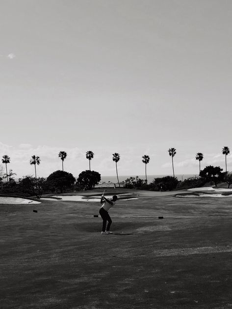 Golf Vintage Aesthetic, Golf Dark Aesthetic, Golf Course Aesthetic Photoshoot, Golfer Photography, Black And White Golf Photos, Gloves Aesthetic, Golf Course Photography, Golf Photography, Golf Brands