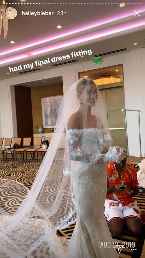 Over The Face Veil, Hailey Baldwin Wedding Dress, Hailey Bieber Wedding, Famous Wedding Dresses, Estilo Hailey Baldwin, Minimal Wedding Dress, Celebrity Wedding Dresses, Wedding Reception Dress, Wedding Dresses Photos