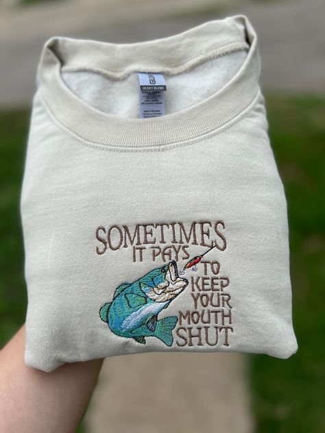 For anyone who loves fishing 🎣 Funny Embroidered Sweatshirt, Cute Fishing Outfit For Women, Fishing Outfits For Women, Fishing Trip Outfit, Women Fishing Outfit, Fishing Outfit, Fishing Clothes, Casual Country Outfits, Clothes Embroidery Diy