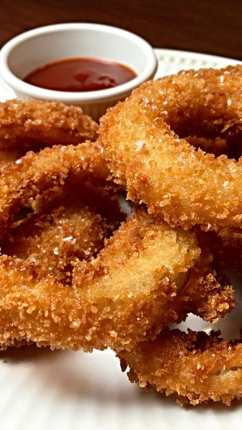 Buttermilk Onion Rings are the tastiest onion rings that you have ever had.  The buttermilk add a tang to the batter along with the spices.  Make some to go with your next steak and/or burger. Onion Rings Recipe With Buttermilk, Buttermilk Onion Rings Recipe, Onion Rings Batter Recipe, Buttermilk Onion Rings, Onion Ring Batter, Onions Rings, Homemade Onion Rings, Onion Rings Recipe, Steak Side Dishes