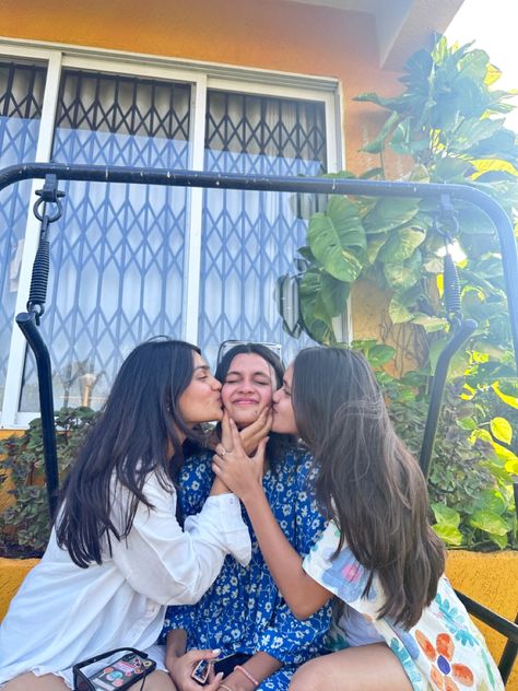 trio Trio Sisters Photoshoot Poses, Cousins Photo Poses, 3girls Photoshoot Poses, Best Friend Poses 3 People, Trio Photo Ideas Aesthetic Friends, Picture Ideas For 3 Best Friends, Trio Pictures Poses, 3 Bff Poses Photo Ideas, Trio Bestie Poses