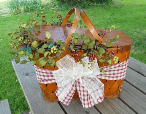 Decorated picnic basket by Country Craft House. Picnic Basket Decorating Ideas, Wicker Basket Centerpiece Ideas, Vintage Picnic Basket Display, Picnic Basket Centerpiece, Cement Room, Picnic Basket Decor, Country Picnic, Basket Makeover, Basket Centerpieces