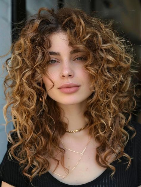 Medium To Long Curly Haircuts, Wavy Long Shag, Coupe Curly Hair, Long Curly Hair Fringe, Natural Curly Hair Color Ideas, Trendy Haircuts For Curly Hair, Curly Girl Haircut, Curly Hair Bangs Long, Curly Wavy Haircut