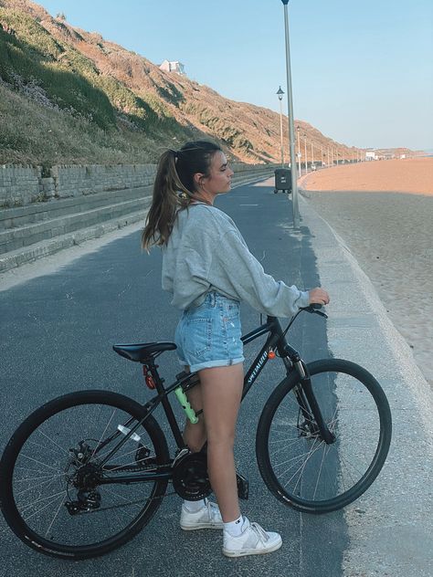 Beach sunset bike ride Bicycle Riding Outfit, Bike Outfit Aesthetic, Bicycle Ride Aesthetic, Cycling Girl Aesthetic, Biking Outfit Aesthetic, Bike Astethic, Bycicles Aesthetic, Bike Riding Outfit Summer, Cute Biking Outfit