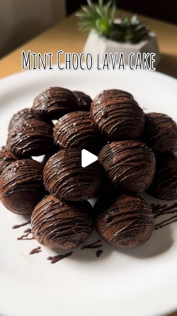 Mini Choco Lava Cake, Mini Lava Cakes, Choco Lava Cake Recipe, Choco Lava Cake, Choco Lava, Lava Cake Recipes, Refined Oil, Fire Food, Chocolate Lava