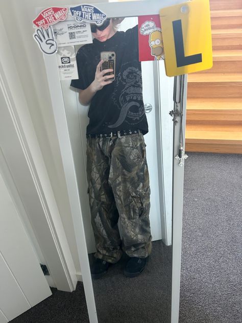 Alternative Outfits Men, Alt Outfits Aesthetic, Camo Pants Outfit Men, Camo Pants Outfit, Grunge Fits, Pants Outfit Men, Alt Outfits, Cold Fits, Camo Outfits