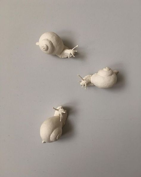 Kaori Tatebayashi on Instagram: "The conference of the snails. #ceramic #sculpture #蝸牛会議" Mini Sculptures Clay Human, Clay Snails Sculpture, Ceramic Snail Pottery, Snail Clay Sculpture, Air Dry Clay Snail, Snail Pottery, Ceramic Animals Sculpture, Ceramic Snails, Kaori Tatebayashi