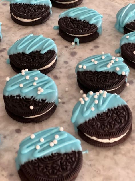 Blue Dipped Rice Krispie Treats, Cinderella Dessert Table Sweets, Snow Themed Food Ideas, Light Blue Snacks For Color Party, Easy Blue Desserts, Blue Birthday Food Ideas, Blue Themed Dessert Table, Blue Party Desserts, Blue Dessert Recipes