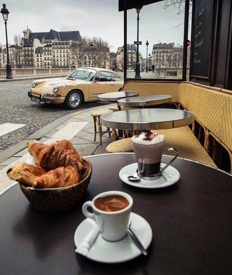 GΞNTLΞMᐱN  MODΞΓN ™ on Instagram: “Café, 7.04 a.m #Paris ☕️ 🥐💨 C’était un Rendez-vous...🖤 #Porsche #porsche911  Thanks @porsche_france 🤟🏽 #morning #artdirection…” Coffee And Croissants, Paris Breakfast, Cups Of Coffee, Chocolate Caliente, Coffee Photography, Coffee Cafe, Coffee Love, Coffee Art, Coffee Addict