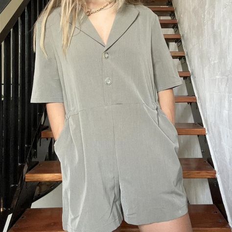 Olive green playsuit / romper originally from
Sunday social
Marked one size but best for size 6/8

#sundaysocial #sisterstudios