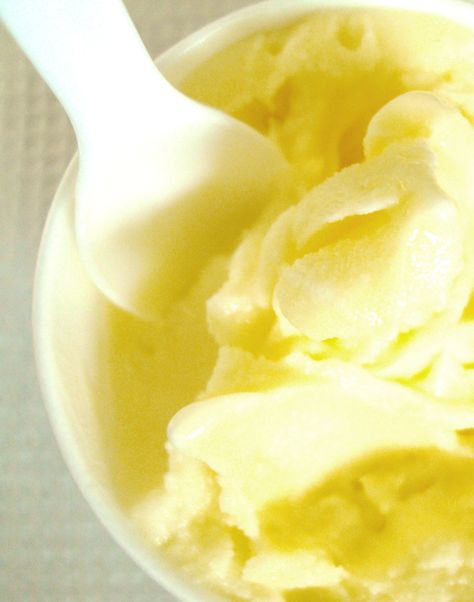 Limoncello Ice Cream! Limoncello Ice Cream, Limoncello Desserts, Limoncello Recipe, Frozen Yogurt Recipes, Homemade Limoncello, Sorbet Ice Cream, Lemon Ice Cream, Sorbet Recipes, Ice Cream Popsicles