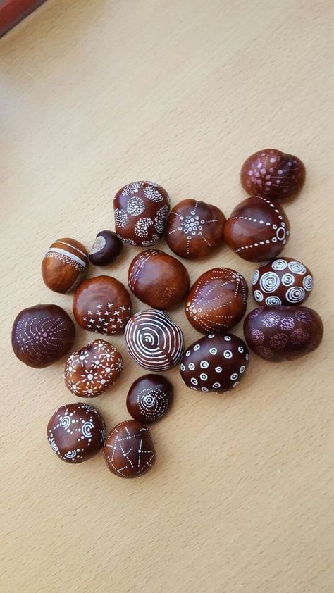 Things To Make With Conkers, Painted Conkers, Things To Do With Conkers, Halloween Conkers, Conker Painting, Buckeye Crafts Ideas, Conker Craft Ideas, Høstaktiviteter For Barn, White Sharpie