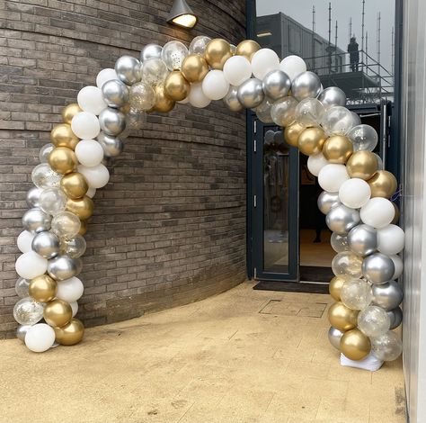 Ballon Arch Entry Way, Huge Balloon Arch, Balloon Graduation Decorations, Opening Balloon Decoration, Grand Opening Balloon Ideas, Balloon Wedding Arch, Outdoor Balloon Arch, Arch With Balloons, Balloon Arch Entrance