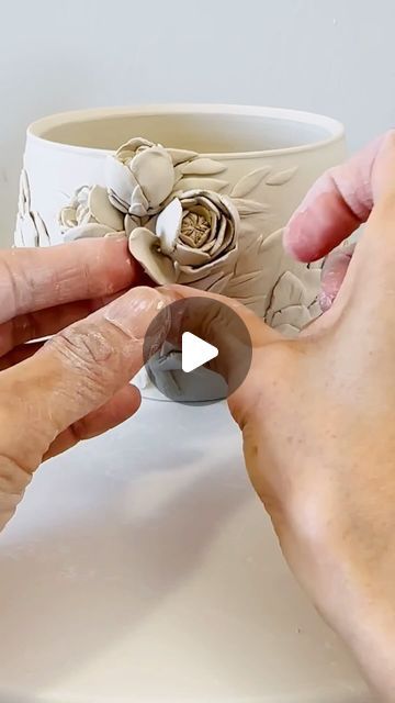 Porcelain Clay Flowers, Flower Making With Clay, Painted Air Dry Clay, How To Make Ceramic Flowers, Cute Sculpture Clay, Ceramic Flowers How To Make, Clay Flowers How To Make Easy, Clay Pot Art, Flower Clay Art